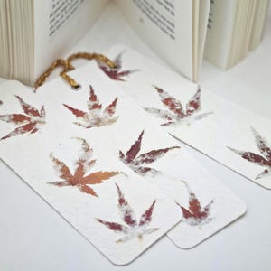 Großes handgemachtes Lesezeichen aus Recyclingpapier mit Ahornblättern.  Individualisierung möglich. Hochzeitsgastgeschenk, Bücher...