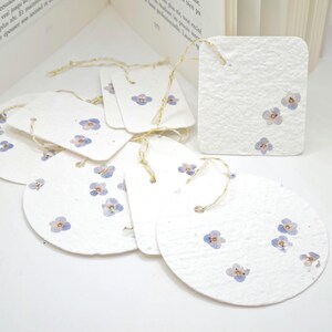 Set di etichette in carta riciclata con inclusioni floreali fatte a mano, vari modelli.  Etichette regalo, etichette originali