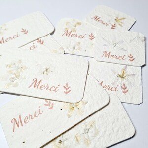 Set di etichette "Grazie" realizzate in carta riciclata con inclusioni floreali fatte a mano. Disponibili diversi modelli.