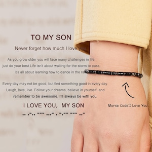 Peut inclure: Bracelet en perles noires avec un message qui dit "To My Son" et "I Love You, My Son" en code Morse. Le message comprend également le texte "Never forget how much I love you" et "Every day may not be good, but find something good in every day. Laugh, love, live. Follow your dreams, believe in yourself, and remember to be awesome. I'll always be with you."