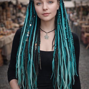 Extensiones de rastas en verde azulado y negro: rastas sintéticas con división