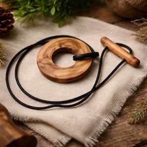 Corbata de rastas de madera hecha a mano con botón y palo de goma