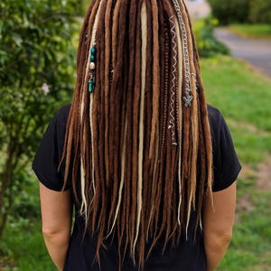 Dreadlock-Extensions in Mokkabraun und Milchblond – Synthetische Boho-Doppelend-Dreads Bild 6