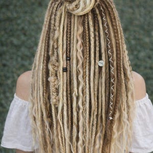 Puede incluir: Un juego de tres tazas de cerámica con un acabado mate moteado. Las tazas son de color crema, gris claro y gris oscuro. Cada taza tiene un diseño simple y minimalista, ideal para café o té.