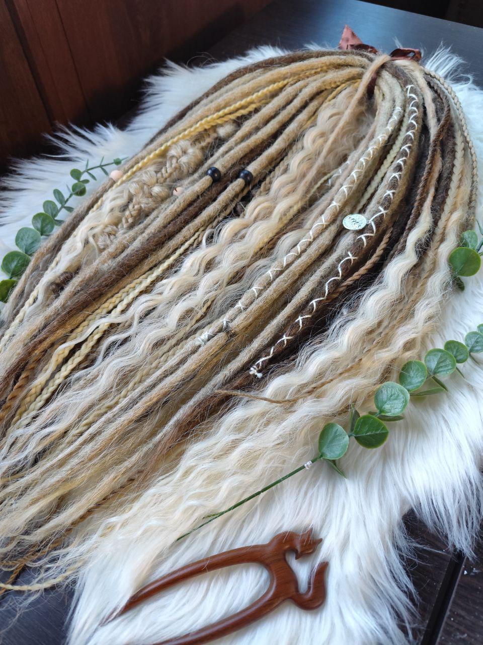 Boho Chic Synthetische Dreadlocks: Blond mit Locken