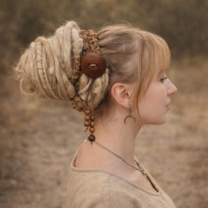 Boho Krawatte mit gehäkeltem Knopf und gehäkeltem Haarhalter
