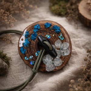 Corbata de rastas de madera hecha a mano con flores secas reales, botón de banda elástica y palo