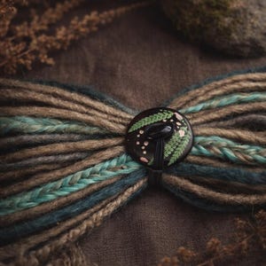 Lazo de rastas de madera con hojas de helecho auténticas en resina – Accesorio para el pelo estilo bohemio