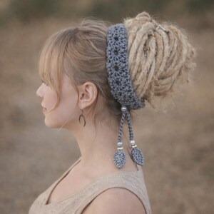 Corbata de rastas bohemia gris con botón de resina – Sujetapelos de ganchillo