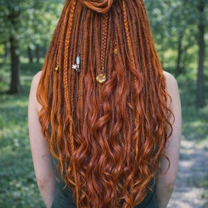 Extensiones de rastas de doble punta color castaño rojizo con rizos cepillables – Rastas sintéticas DE