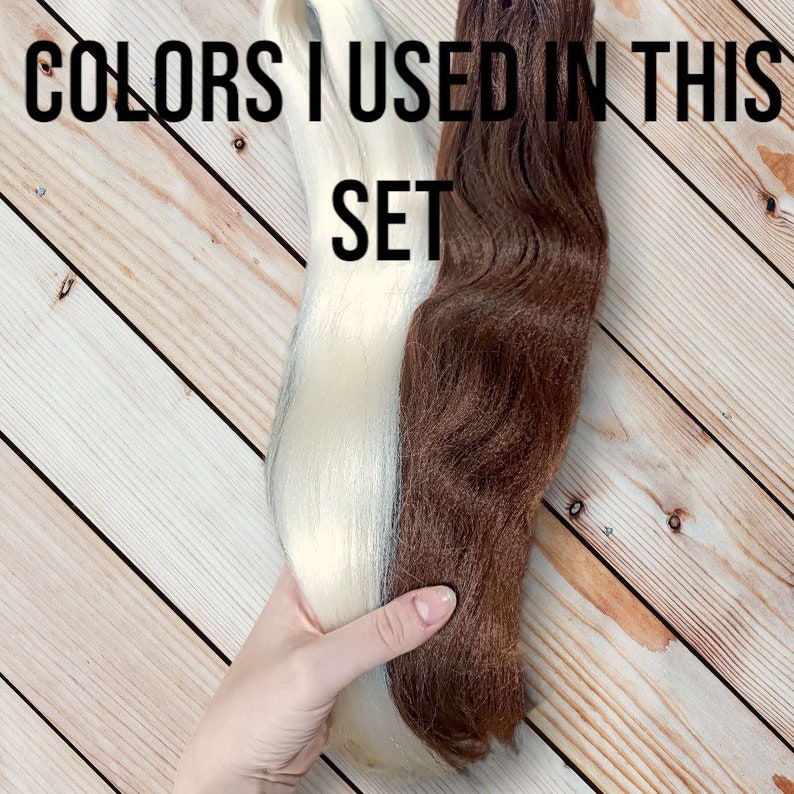 Op de afbeelding: Een hand houdt twee haarstrengen vast, een lichtblonde en een donkerbruine. De tekst "COLORS I USED IN THIS SET" staat in zwarte, vette letters bovenaan de afbeelding.