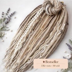 Dredy w kolorze brudnego blondu z luźnymi lokami – przedłużki w kolorze blond z podwójnymi końcami