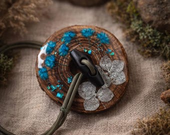 Wooden Dreadlock Tie with Real Dried Flowers – Resin Boho Hair Tie