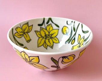 Bol moyen en céramique, bol en poterie fait main avec motif jonquilles, bol en porcelaine pour ramen, nouilles ou salade, cadeau artisanal unique pour tous