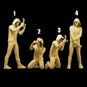 Unpainted Scale Figure 1/35 1/43 1/64 Man with Camera Photographing Resin - Ideal for Dioramas/Collectibles - 1:64 Scales