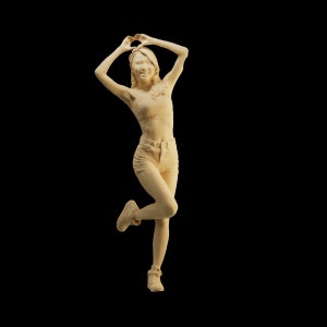 Unbemalte Skala-Figur 1/64 asiatische Mädchen-Herz-Form über Kopf-Harz - Ideal für Dioramen/Sammlerstücke - 1:64-Maßstab