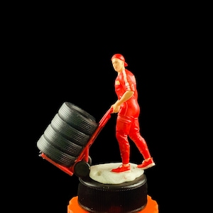 Scale Figure 1/35 1/43 1/64 Auto Mechanic with Tires - 3D Printer Resin - Ideal for Dioramas/Collectibles - 1:64 Scales