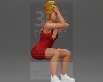Figura de resina sin pintar de alta calidad de una mujer sentada pensativa con un minivestido (escalas 1/35, 1/43 y 1/64). Silla no incluida.