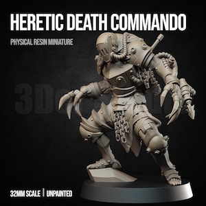 Puede incluir: Una miniatura de resina gris sin pintar de un Heretic Death Commando a escala 32mm. La figura presenta una cabeza con casco, tubos mecánicos, placas de armadura y manos con garras. Una cadena cuelga de la cintura y se apoya en una base.