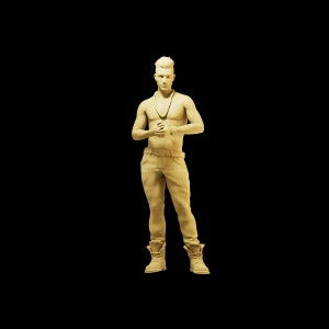 Unpainted Scale Figure 1/35 1/43 1/64 - Muscular Gangster with Gold Chains - 3D Resin - Ideal for Dioramas/Collectibles - 1:64 Scales