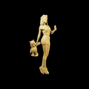 Puede incluir: Figura de color beige de una mujer sosteniendo un oso de peluche en una mano y un helado en la otra. Lleva una camiseta de manga corta, pantalones cortos y zapatillas. Gafas de sol en la cabeza. El fondo es negro.