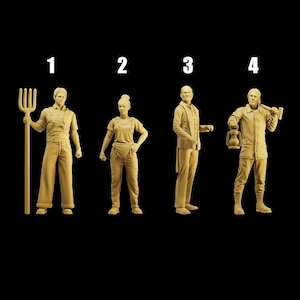 Könnte beinhalten: Vier bemalte Figuren von Menschen, jede mit einer anderen Pose und einem anderen Ausdruck. Die Figuren sind in einem hellbraunen Farbton bemalt und stehen auf einem schwarzen Hintergrund.