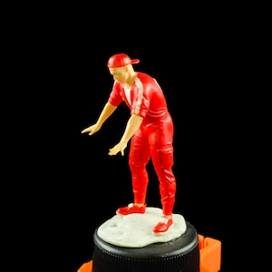 Scale Figure 1/35 1/43 1/64 Auto Mechanic Pressing Engine Hood - 3D Printer Resin - Ideal for Dioramas/Collectibles - 1:64 Scales