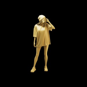 Può includere: Una maglietta beige oversize con un berretto beige. La modella indossa sneakers beige.