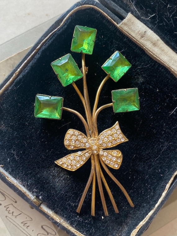 Petite broche doré 2,5 cm *1,2 cm en metal doré - Un grand marché