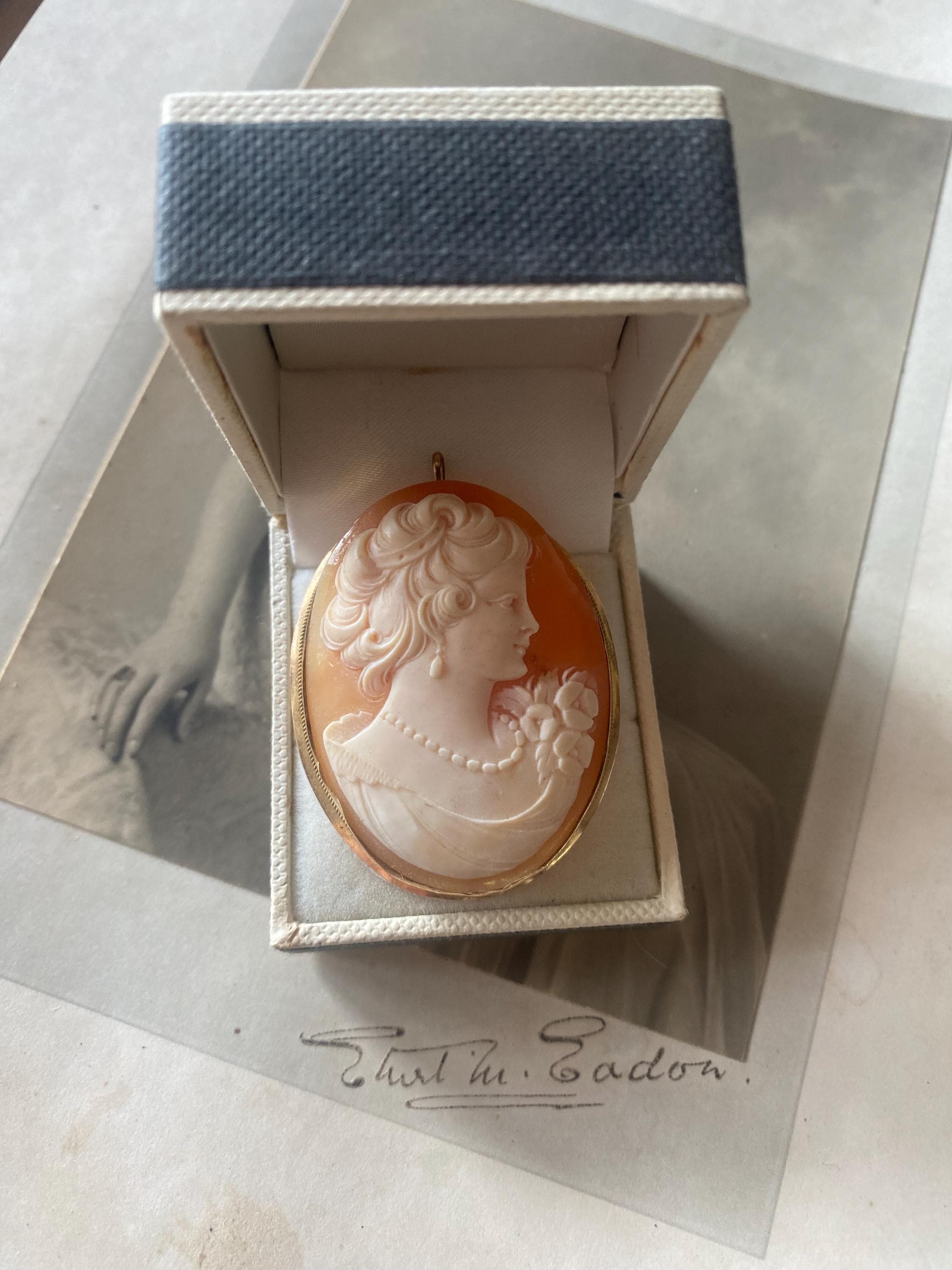Broche Camée Portrait Rose - Cabochon En Métal Laiton - Bijou Vintage à Prix Doux