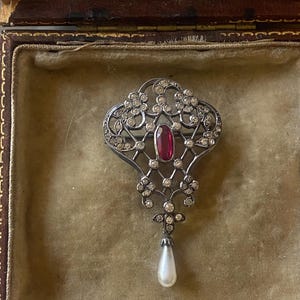 Antik fransk Belle Époque brosch | c.1890–1900 | Rosa Turmalin, Paste Stones & Pearl Drop