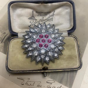 Art Deco-brosch med stjärna och Swarovski-pasta i geometrisk form och rubinkristall