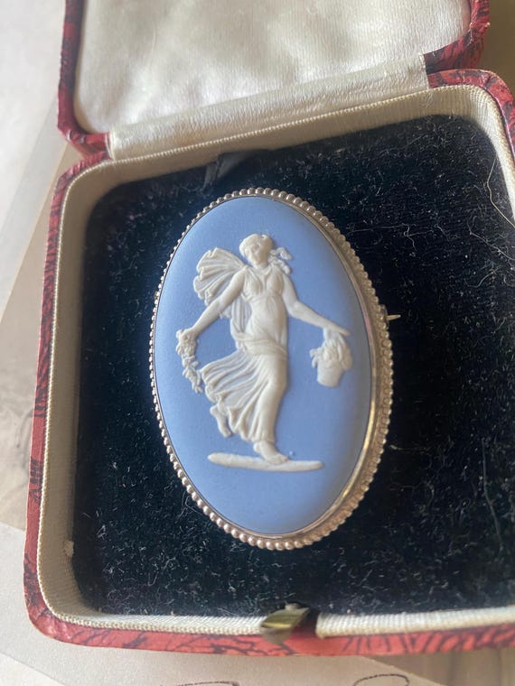 Vintage Wedgwood Jasperware Brooch: Sterling Silver 