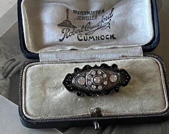 Broche conmemorativo de luto victoriano de pasta de plata y esmalte negro - Joyería de luto