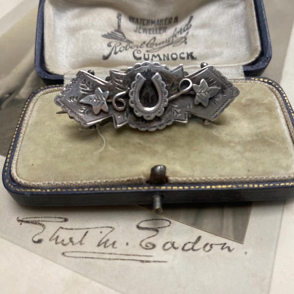 Broche victoriana de plata con hiedra y herradura en forma de corazón