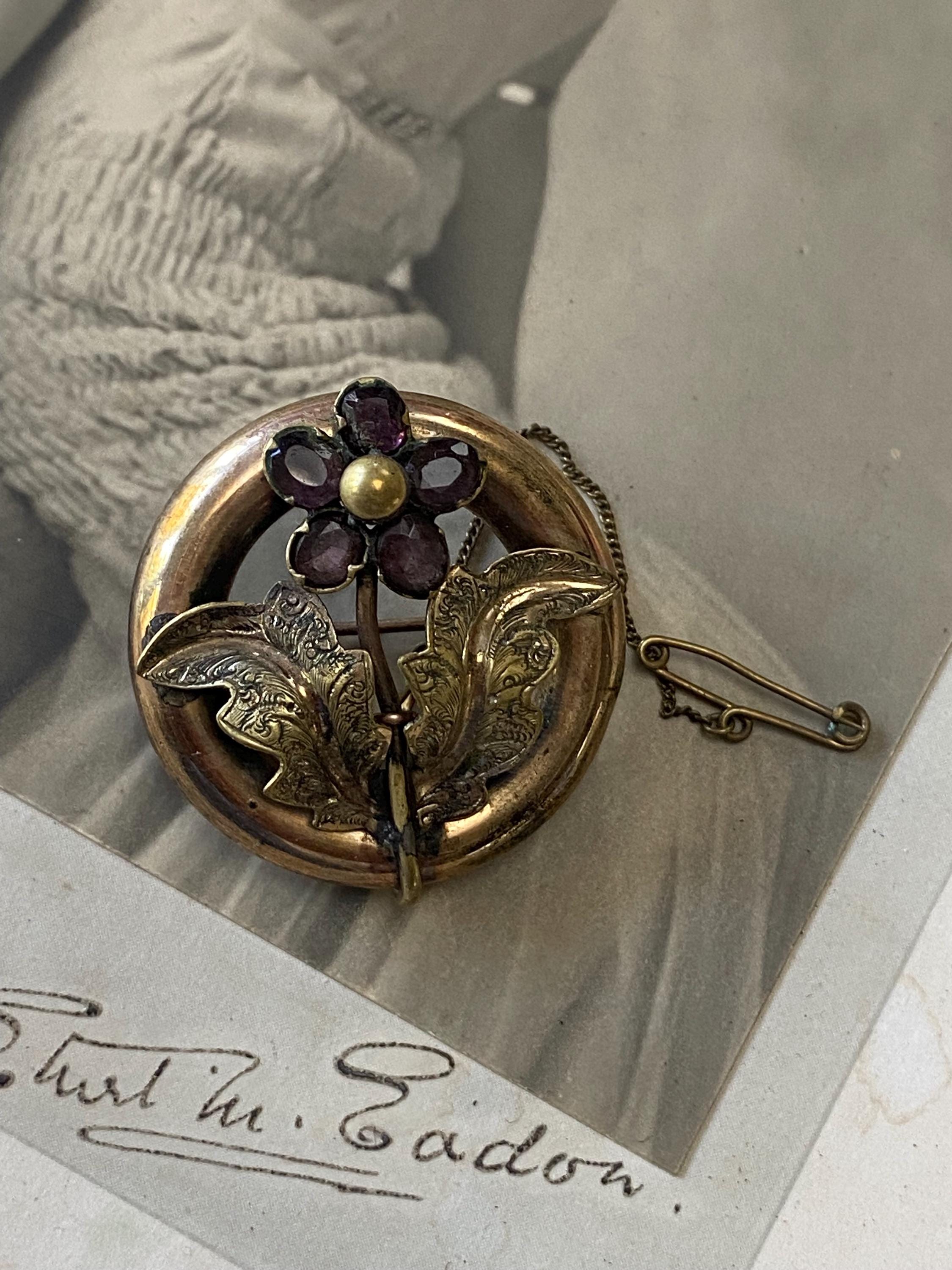 ビクトリア朝のピンチベック・ボヘミアンガーネット・デイジー