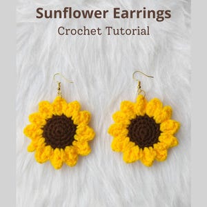 Peut inclure: Une paire de boucles d'oreilles en crochet en forme de tournesol avec des centres bruns et des pétales jaunes. Les boucles d'oreilles sont suspendues à des crochets dorés. Les boucles d'oreilles sont sur une surface blanche et moelleuse. Le texte "Sunflower Earrings Crochet Tutorial" est en haut de l'image. Le texte "Jessica Mariani" est en bas de l'image.