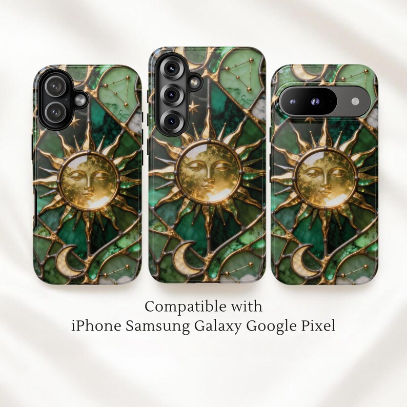K&ouml;nnte beinhalten: Drei Handyh&uuml;llen mit einem Buntglasdesign. Jede H&uuml;lle zeigt eine goldene Sonne mit Gesicht, gr&uuml;ne und goldene Akzente und einen Mond. Der Text "Compatible with iPhone Samsung Galaxy Google Pixel" ist sichtbar.
