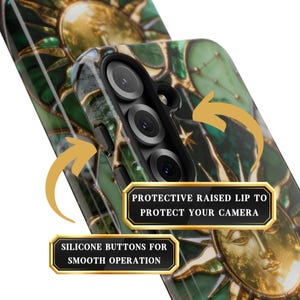 K&ouml;nnte beinhalten: Eine Handyh&uuml;lle mit einem gr&uuml;nen und goldenen Sonnendesign. Die H&uuml;lle hat eine sch&uuml;tzende erh&ouml;hte Lippe zum Schutz der Kamera und Silikonkn&ouml;pfe f&uuml;r einen reibungslosen Betrieb. Das Design zeigt eine Sonne mit Gesicht und Sternakzenten.