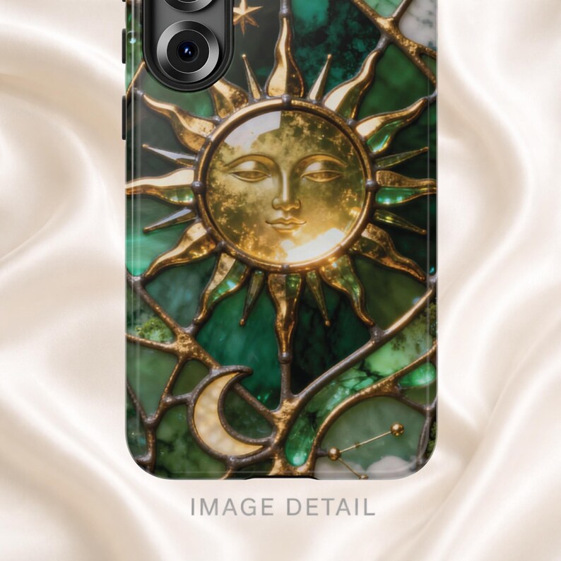 K&ouml;nnte beinhalten: Eine Handyh&uuml;lle mit einem Himmelsdesign. Sie zeigt eine goldene Sonne, einen Halbmond und Sterne vor einem gr&uuml;nen und goldenen Mosaikhintergrund. Die Worte "IMAGE DETAIL" stehen unten.
