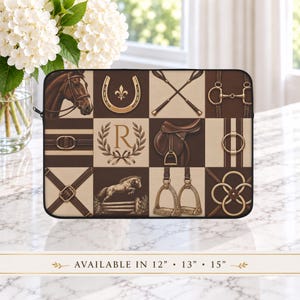 Könnte beinhalten: Eine rechteckige Laptoptasche mit einem Raster aus Reitsport-Illustrationen in Braun- und Cremetönen, darunter ein Pferdekopf, ein Hufeisen, ein Sattel und Steigbügel. Das mittlere Quadrat zeigt den Buchstaben R. Text: AVAILABLE IN 12", 13", 15".