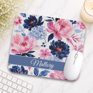 Personalisiertes Mauspad mit rosa-blauem Aquarellblumenmuster, botanische Schreibtischdekoration, Geschenkidee für Frauen (59183TF)