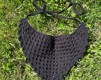 Bandana au crochet avec bordure festonnée