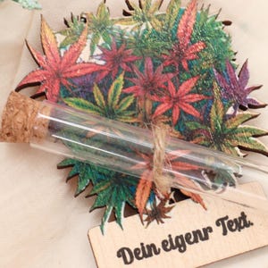 Geburtstags 4er Set Geschenk Idee | Cannabis Blüten Motiv mit Reagenzglas | Merch Artikel | Kräuter Samen Buds Weed Aufbewahrung