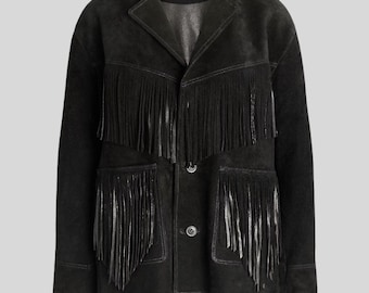 Puede incluir: Chaqueta de ante negra con flecos. La chaqueta tiene un cuello clásico, dos bolsillos delanteros y cierres de botón. Los flecos están en el pecho, los bolsillos y el dobladillo. Una prenda de vestir exterior elegante.