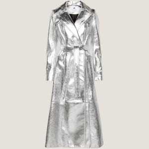 Könnte beinhalten: Ein silberner Metallic-Trenchcoat mit Gürtelbund und langer, fließender Silhouette.
