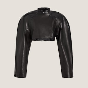 Veste courte en cuir de mouton noire pour femme - style cape, veste courte avant-gardiste, vêtements de dessus haute couture, veste tendance faite main
