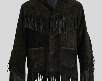 Puede incluir: Chaqueta de ante negra con flecos en el pecho, bolsillos y mangas. La chaqueta tiene cierre de botones y cuello clásico. Una prenda de inspiración western.