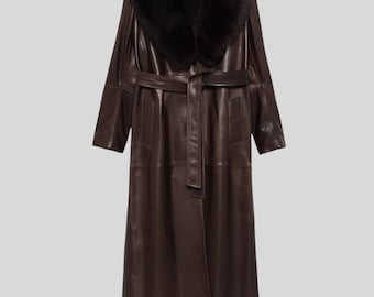 Abrigo de piel de oveja marrón oscuro hecho a mano con cuello de piel y cinturón para invierno.