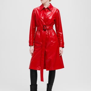 トレンチコート Belted Glossy Red Trench Coat Women's Red Shiny Vinyl Trench Coat - Belted Faux Leather